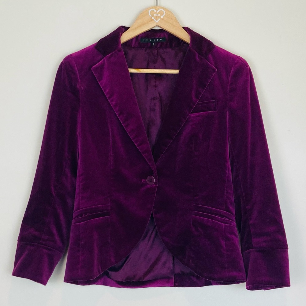Theory womens velvet blazer in vibrant purple color. Size 6